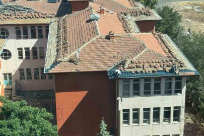 Diyarbakır’da işçiler, güvenlik önlemi almadan çatıyı tamir etti