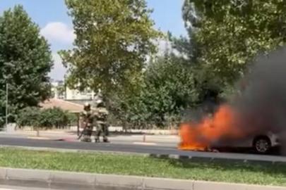 Diyarbakır’da park halindeki otomobil alevlere teslim oldu