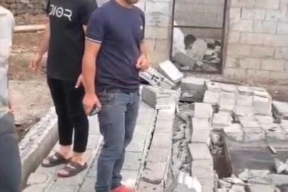 Diyarbakır’da şiddetli rüzgarda duvar yıkıldı, ahır çatısı çöktü