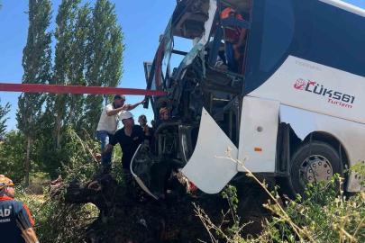 Diyarbakır’da yolcu otobüsü ağaca çıktı: 2 yaralı