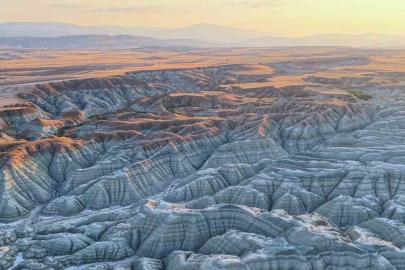 Doğanın sanat eseri Gökkuşağı Tepelerinde gün batımı masalı