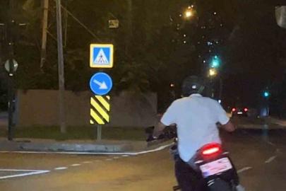 Drift atarak trafiği tehlikeye sokan motosikletli kamerada