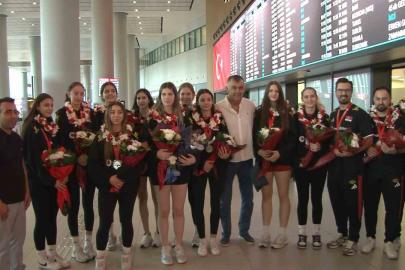 Dünya ikincisi Türkiye U17 Kız Voleybol Milli Takımı çiçeklerle karşılandı