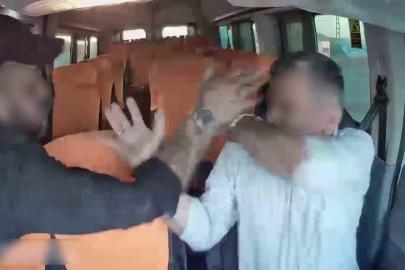 Durdurdukları sürücüyü defalarca yumrukladılar