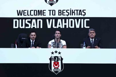 Dusan Vlahovic, yaklaşık 20 bin taraftarın önünde imzayı attı