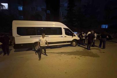 Düşen sis meşalesini almak isteyen çocuk minibüsün altında kaldı