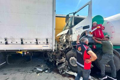 Edirne’de beton mikseri park halindeki iki tıra çarptı: 1 yaralı