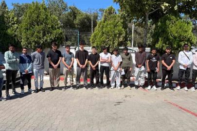 Edirne’de bir araçta 16 düzensiz göçmen yakalandı, sürücü gözaltına alındı