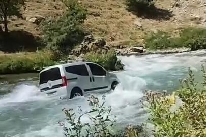 El freni çekilmeyen kamyonet Bahçesaray Çayı’na uçtu