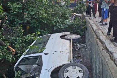 Elazığ’da minibüs bahçeye uçtu