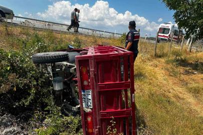 Elektrikli motosiklet kontrolden çıkarak devrildi, sürücüsü yaralandı