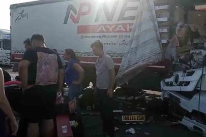 Emniyet şeridindeki tıra başka bir tır çarptı: 2 yaralı