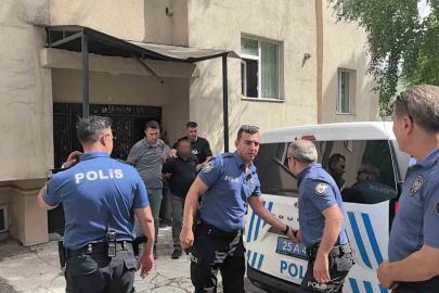 Erzurum’da çocuklarıyla balkona çıkan uzaklaştırma kararlı koca ikna edildi