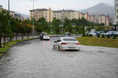 Erzurum’da yağış trafiği felç etti