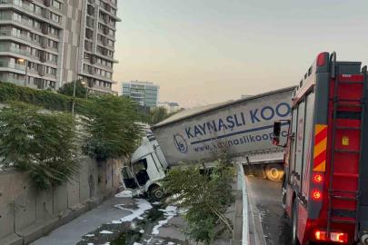 Esenler’de tır yol kenarındaki dereye uçtu: 1 yaralı