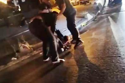 Esenyurt’ta 2 kişinin saldırısına uğrayan genç dakikalarca yol ortasında darp edildi