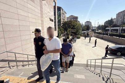 Eskişehir merkezli dev dolandırıcılık operasyonunda yakalanan 90 şüpheli adliyeye sevk edildi