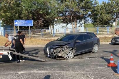 Eskişehir’de hafif ticari araç ile otomobil çarpıştı: 1 yaralı