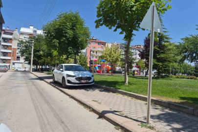 Eskişehir’de kaldırıma park eden sürücü yayaları hiçe saydı