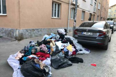 Eskişehir’de kaldırımı kapatan kıyafet yığını dikkat çekti
