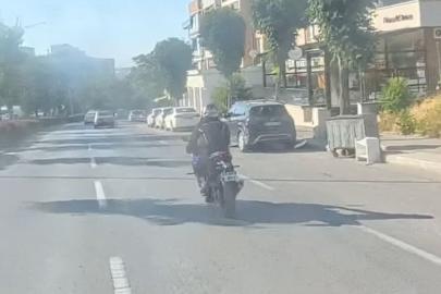 Eskişehir’de motosiklet sürücüsünün tehlikeli şovu kask kamerasına yansıdı
