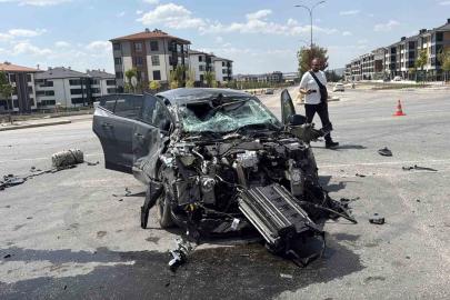 Eskişehir’de otomobil tuğla yüklü tırla çarpıştı: 1 yaralı