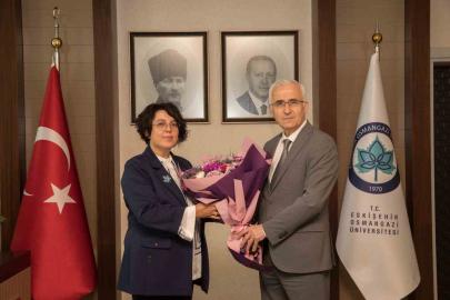 ESOGÜ Rektörü Prof. Dr. Emine Gümüşsoy devir teslim töreninin ardından görevine başladı