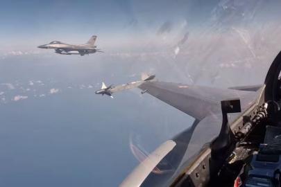 F-16 savaş uçaklarından Karadeniz’de eğitim uçuşu