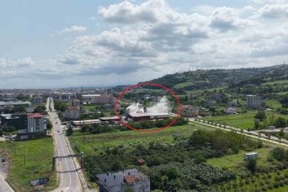Fabrika bacasından çıkan duman korkuttu