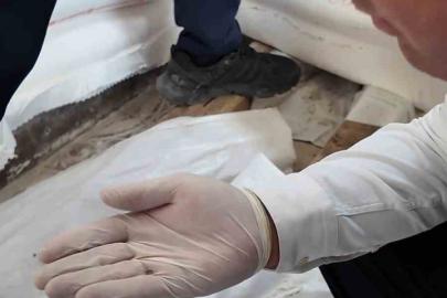 Fare dışkısından ve böcekten geçilmeyen fırındaki dondurucudan paslı keser çıktı