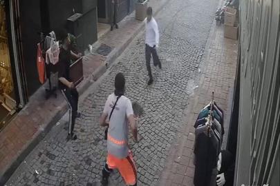 Fatih’te tramvayda telefon çaldıktan sonra kaçan hırsıza, temizlik personelinden süpürgeli müdahale kamerada