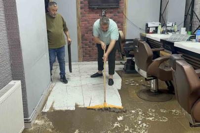Fatsa’da sağanak yağış hayatı felç etti: Ev ve iş yerlerini su bastı