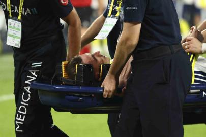 Fenerbahçeli oyuncu Kerem Aktürkoğlu, Konyaspor maçında kafasına aldığı darbe sonucu kafa travması geçirirken, kontrol amacıyla hastaneye götürüldü.