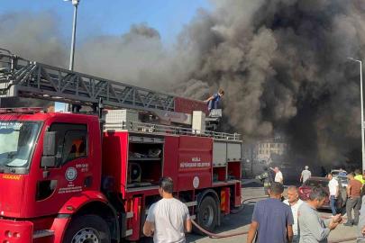 Fethiye’de ayakkabı mağazası alevlere teslim oldu
