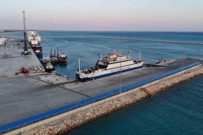 Filo Denizcilik’e ait ‘Beşparmak’ feribotu Taşucu Limanı’nda bekliyor