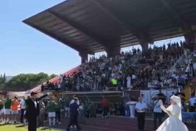 Final maçını gelinlik ve damatlıkla izlediler