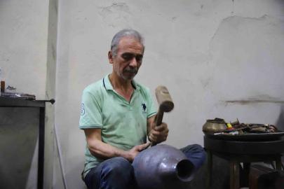 Gaziantep’te 57 yıllık bakır ustası mesleğinin yok olmasından endişe ediyor