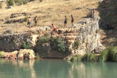 Gaziantep’te sıcaktan bunalan gençler Sıtma Pınar Çayı’na akın etti