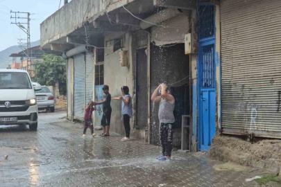 Gaziantep’te yaz yağmuru yüzleri güldürdü