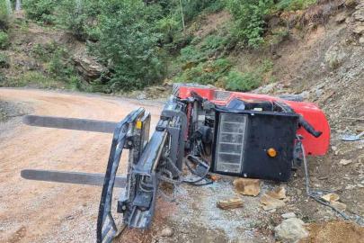 Gazipaşa’da devrilen forkliftin altında kalan sürücü yaralandı