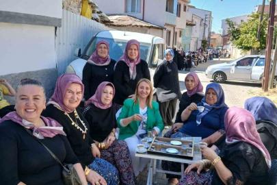 Gelin konvoyunun önünü kesen kadınlar yol ortasında tavla oynayıp, kahve içtiler