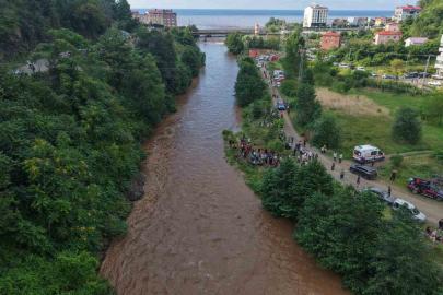 Giresun’da sel sularına kapılan anne ile kızını arama çalışmaları havadan görüntülendi