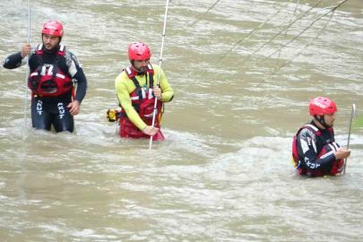 Giresun’da selde kaybolan 2 kişiyi arama çalışmaları sürüyor