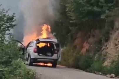 Giresun’da seyir halindeki otomobil alevlere teslim oldu: 5 kişilik aile son anda kurtuldu