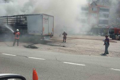 Giresun’da yol kenarındaki tırın dorsesinde yangın çıktı