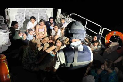 Gökova körfezinde yelkenli tekne içinde 64 düzensiz göçmen ve 4 göçmen kaçakçısı yakalandı