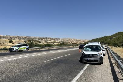 Hafif ticari araç ile otomobil çarpıştı: 5 yaralı