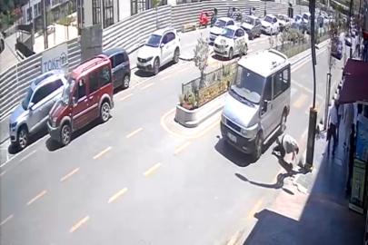 Hafif ticari aracın yayaya çarptığı anlar kamerada