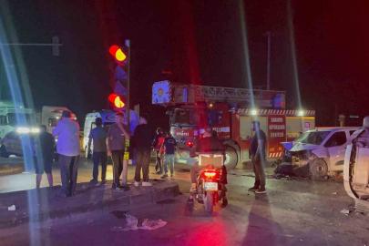 Hafif ticari araçla çarpışan SUV yan yattı: 1’i ağır, 1’i bebek, toplam 7 yaralı
