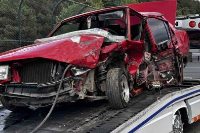 Hafif ticari ile çarpışan otomobil hurdaya döndü: 2 yaralı